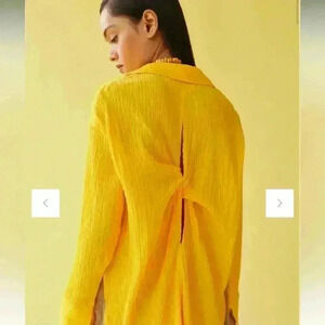 Urban Outfitters Winnie Twist back button front yellow wrinkle shirt size med
